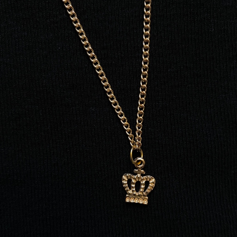 Gold crown necklace